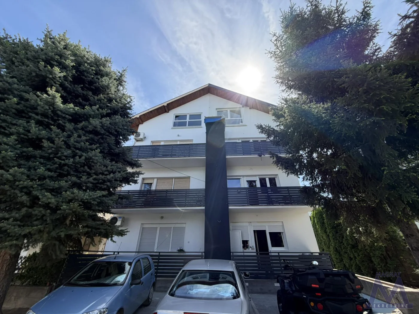 Sremska Kamenica, Center. APARTMENT WITH A VIEW OF THE DANUBE AND NOVI SAD! RENOVATED APARTMENTS FOR SALE 2 minutes FROM EDUCONS FACULTY - the most beautiful street in Sremska Kamenica, Slobodana Bajića Street! Registered area 54m2 + 6m2 terrace with storage,