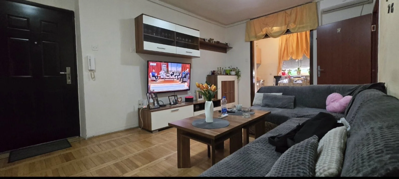 NOVI SAD. NOVO NASELJE. DVOIPOSOBAN STAN. RENOVIRAN STAN. PROTOČNA TOPLA VODA(Svet nekretnine, Novi Sad, Reg. br. 405)