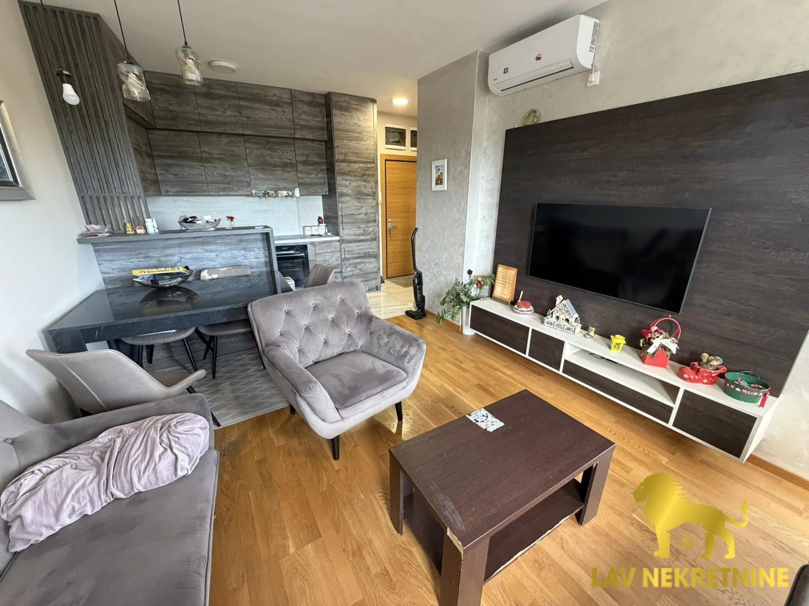 Novi Sad, Bulevar Evrope. NAMEŠTEN DVOIPOSOBAN STAN NA NAJTRAŽENIJOJ LOKACIJI! Stan je površine 58m2 i po strukturi j