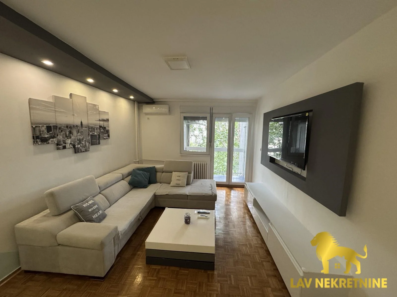 Izdaje se kompletno opremljen dvosoban stan – 65 m²Stan se nalazi na 5. spratu, dvorišno je orijentisan i veoma mira