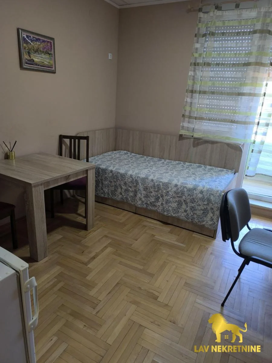 Izdaje se studio apartman kod Seratona.Sa svim troskovima 280 eura.Struja,topla voda internet. Grejanje. HlađenjeLav 20