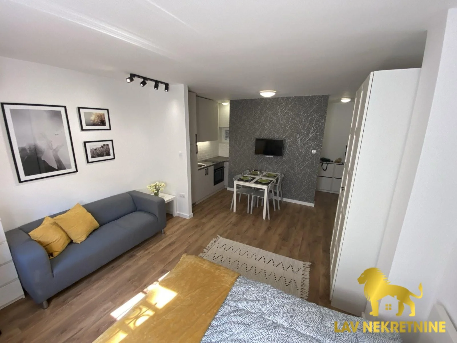 Izdaje se&nbsp;opremljena, nova garsonjera bez terase. Svetosavska ulica, prizemlje.Kontakt:&nbsp;062 7445 42 (iskljuciv