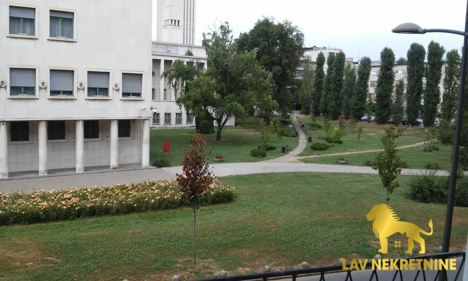 Izdaje se namešten stan u Vladike Platona, useljiv odmah.