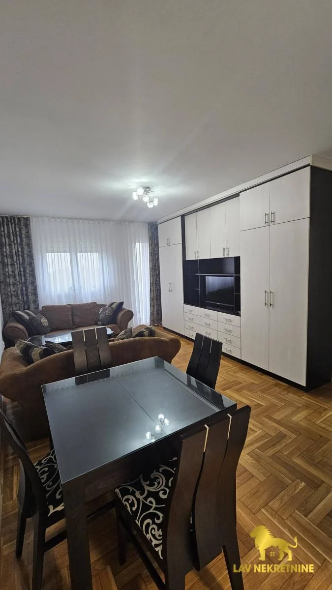 Nije pet friendly. Not for foreign citizens. Treci sprat bez lifta. Informatika je oko 3000 rsd.Kontakt:&nbsp;062 7445 4