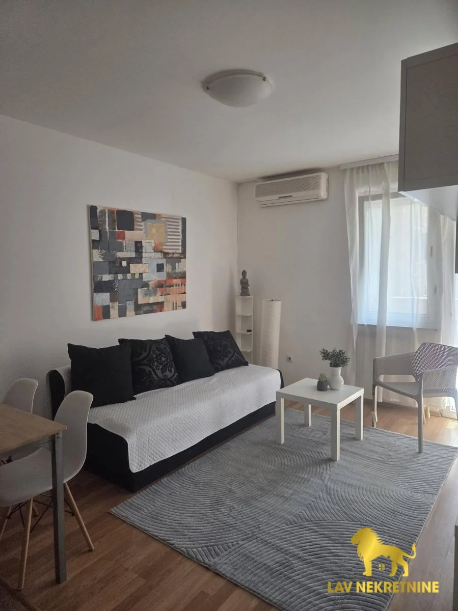 Augusta Cesarca. Dvorisno orijentisan sa pogledom na zelenilo.Kontakt:&nbsp;062 7445 42 (iskljucivo putem poruke poslati
