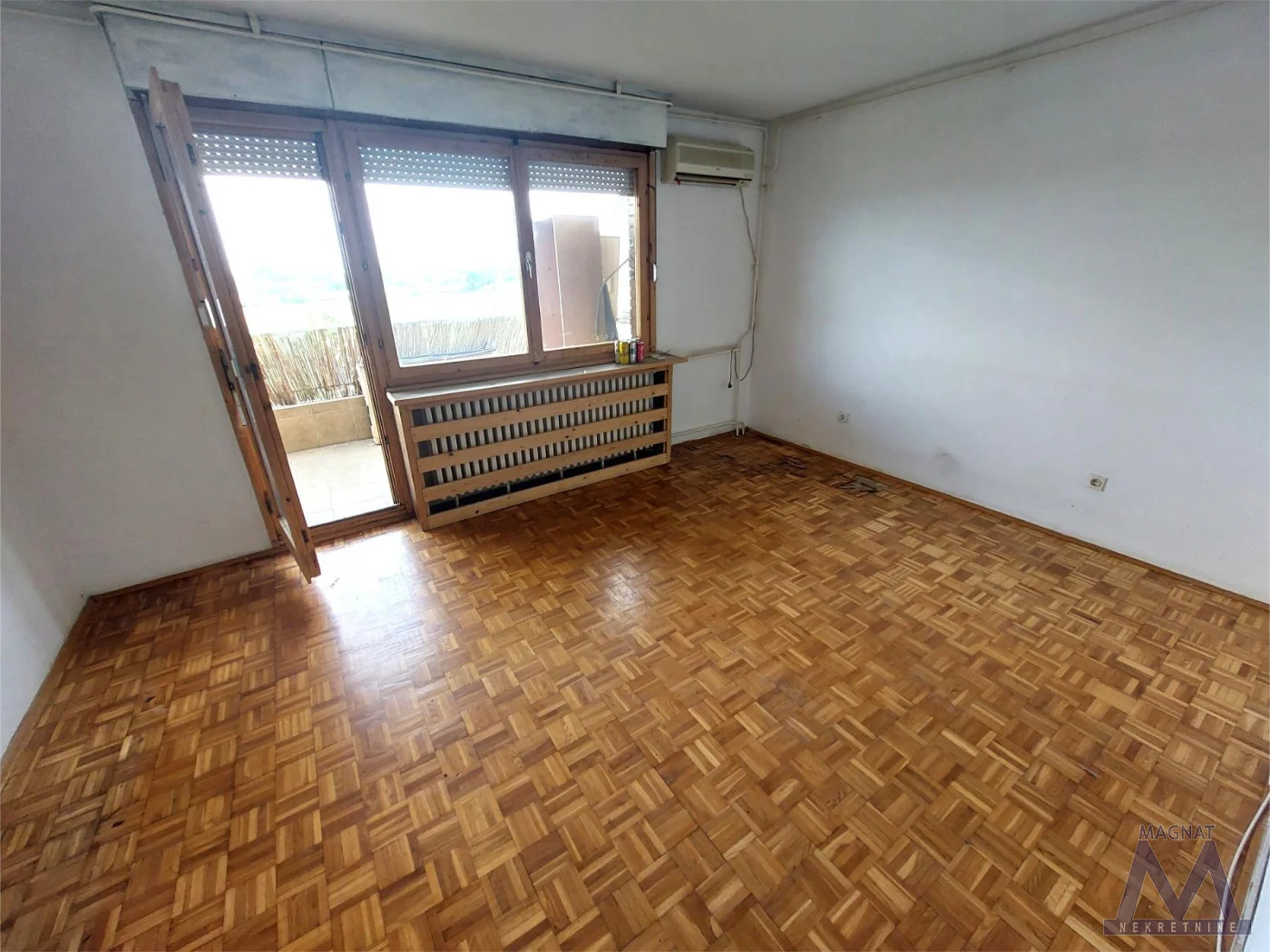 Novi Sad - Avijacija, prodaje se odmah useljiv trosoban stan od 72m2, lift, terasa, uknjižen.
Stan ima odličan raspored, iz hodnika se ulazi u sve prostorije, lepa dnevna soba sa terasom, velika kuhinja sa trpezarijom, dve normalne spavaće sobe i 