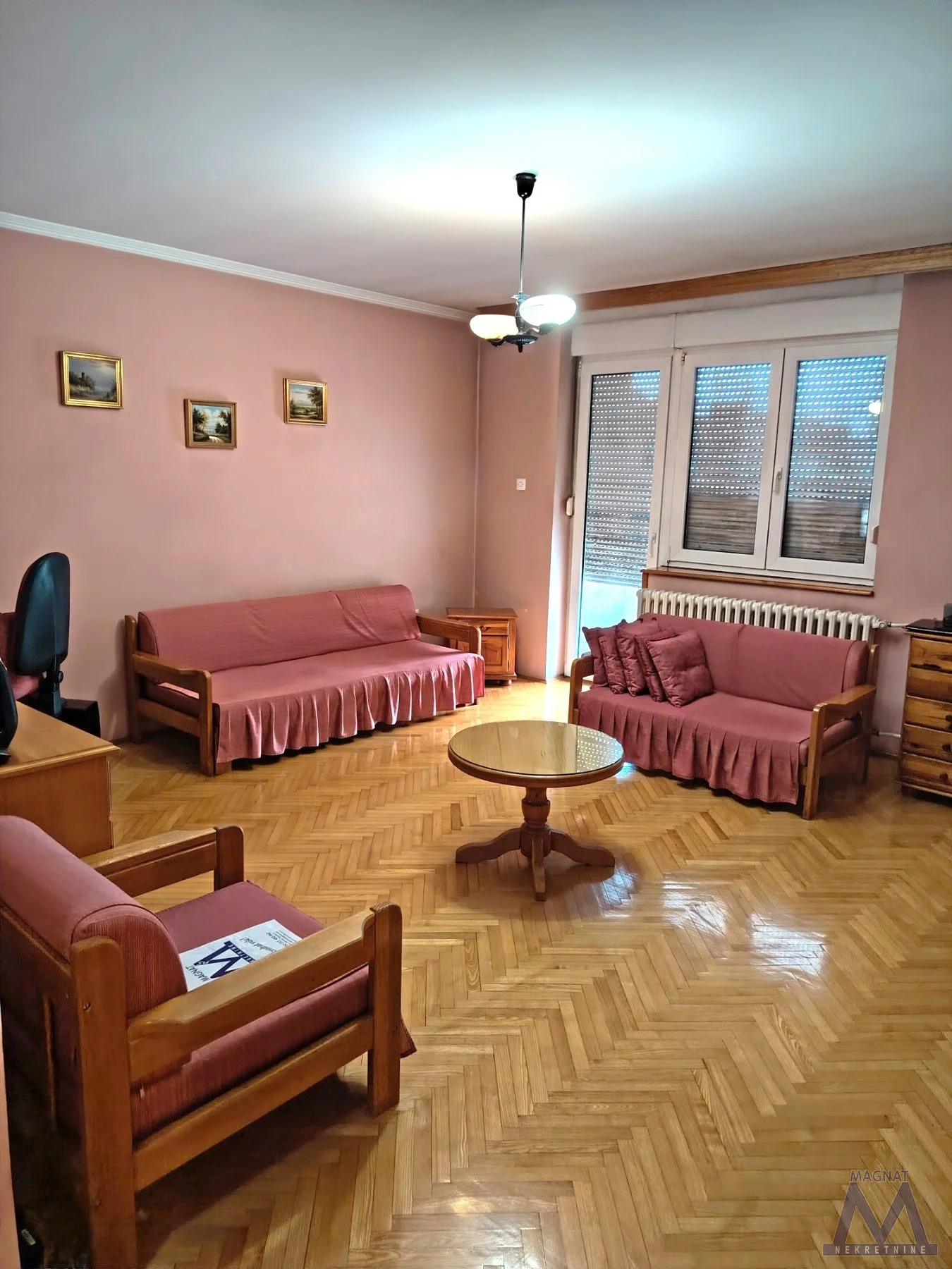 Novi Sad, u neposrednoj blizini Keja i Dunava, a nedaleko od Riblje pijace i strogog Centra grada prodaje se uknjižen, komforan troiposoban stan  od 95m2.
Idealno pozicioniran na drugom spratu stambene zgrade sa liftom. Dvostrano je orijentisan i im
