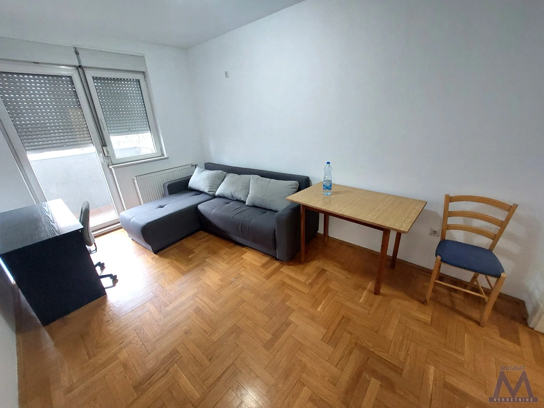 Novi Sad - Nova detelinara, prodaje se lep jednoiposoban stan od 35m2, odmah useljiv, uknjižen.

Stan se sastoji od hodnika, dnevne sobe iz koje ide u kuhinju i na terasu. Iz hodnika je odvojena spavaća soba i kupatilo. 

Za više informacija pozov