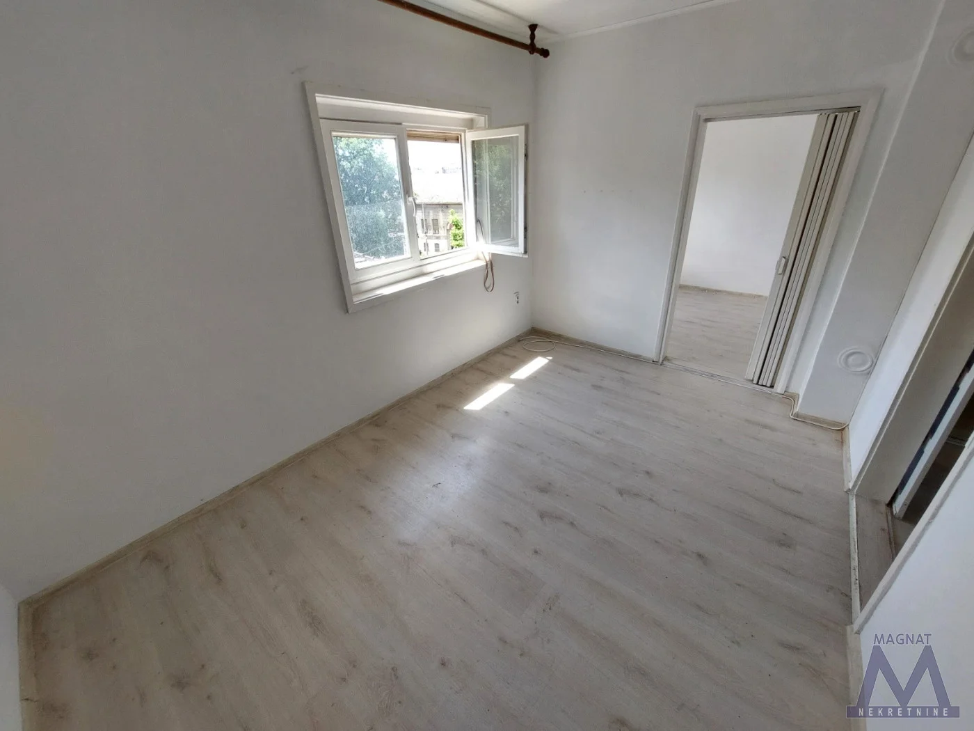 Novi Sad - Podbara, one and a half room apartment for sale, 29m2, move-in ready, registered 1/1. 
Consists of a living room with kitchen, bedroom, and bathroom. 
The apartment requires no major investment...

For more information call 060-6211-685 Peđa