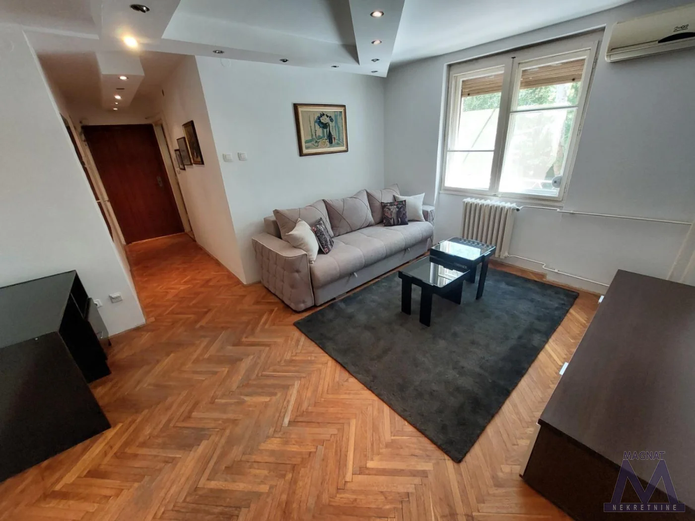 Novi Sad - Detelinara near the department store, a two-room apartment of 45m2 for sale, move-in ready, registered 1/1. 
Sold fully furnished. 
The apartment consists of a hallway, two rooms, kitchen with dining area, bathroom, and terrace. 
 
Located in an excellent location