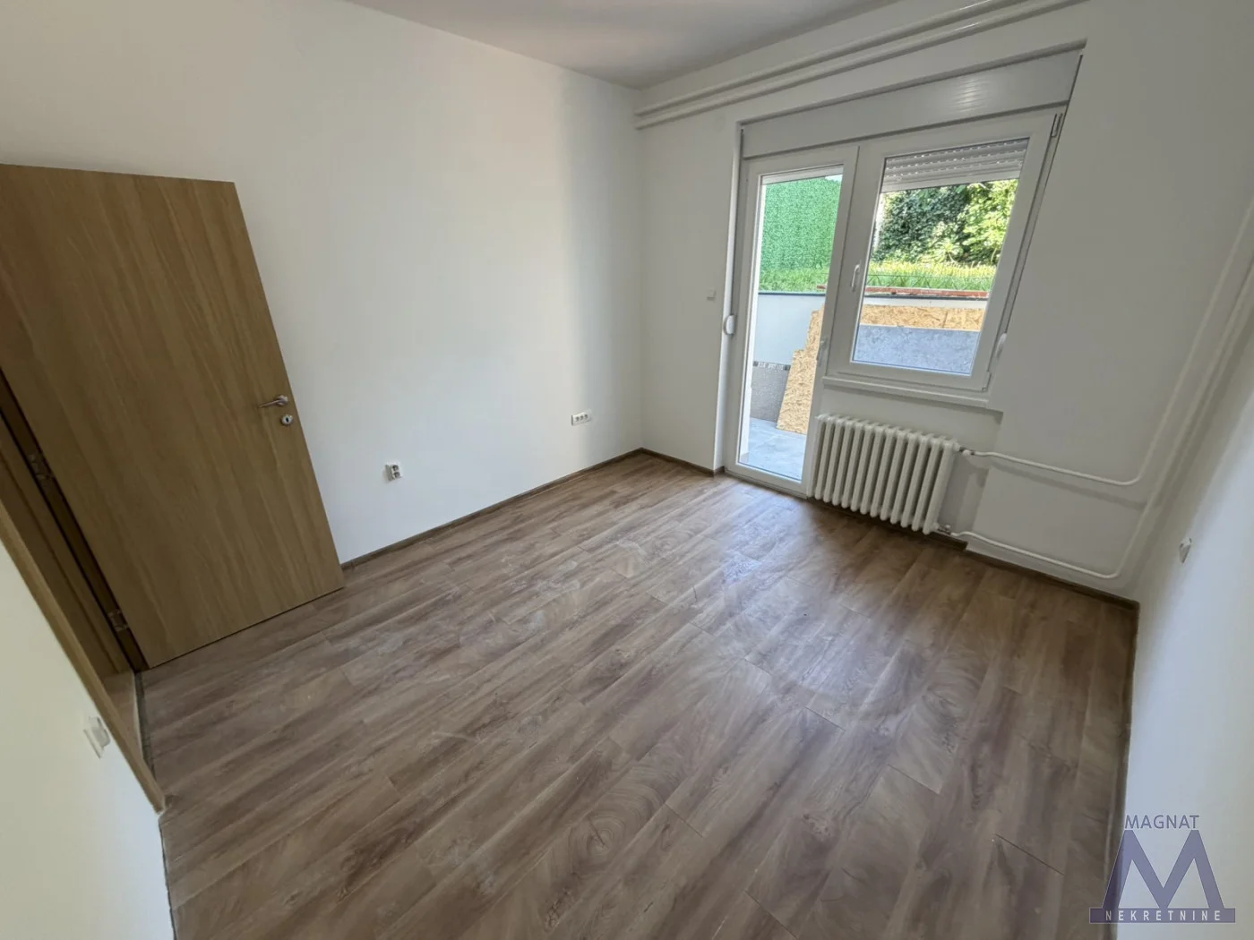 Sremska Kamenica, Center. RENOVATED APARTMENTS FOR SALE 2 minutes FROM EDUCONS FACULTY - the most beautiful street in Sremska Kamenica, Slobodana Bajića Street! Registered area 21m2 + 8m2 terrace with storage. This is a smaller residential building with