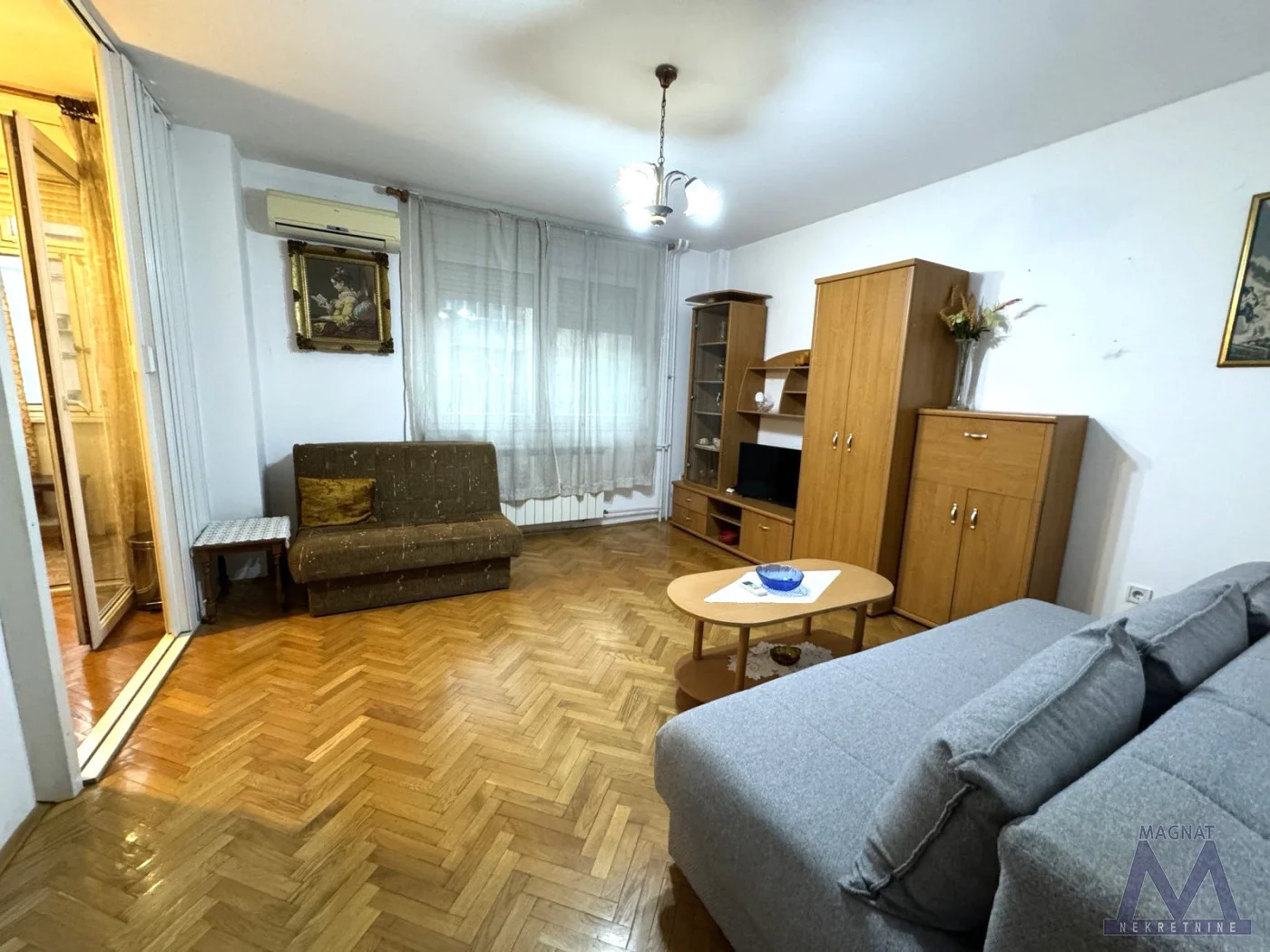 Novi Sad - nova detelinara, prodaje se jednosoban stan od 36m2, uknjižen 1/1.

Stan se sastoji od hodnika, velike sobe, kuhinje sa trpezarijom ( koja se može pretvoriti u spavaću sobu) , kupatila i zastakljene terase.
Nalazi se na odličnoj lokaci