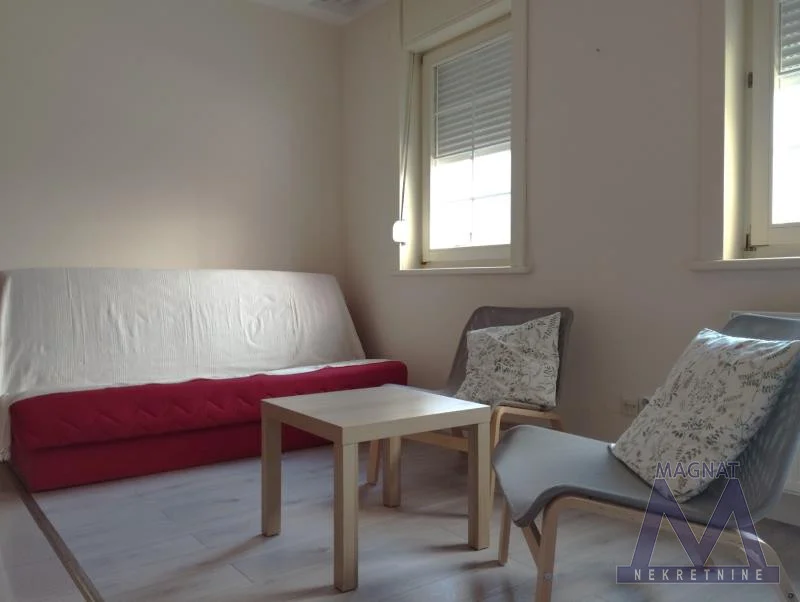 Novi Sad, na fantastičnoj lokaciji u Radničkoj ulici izdaje se namešten jednoiposoban stan u prizemlju zgrade.,dvorišno orijentisan.Nema terasu.
Izdaje se isključivo na duži vremenski period.
Depozit obavezan. Nije pet frendli.
Izdaje se preko 