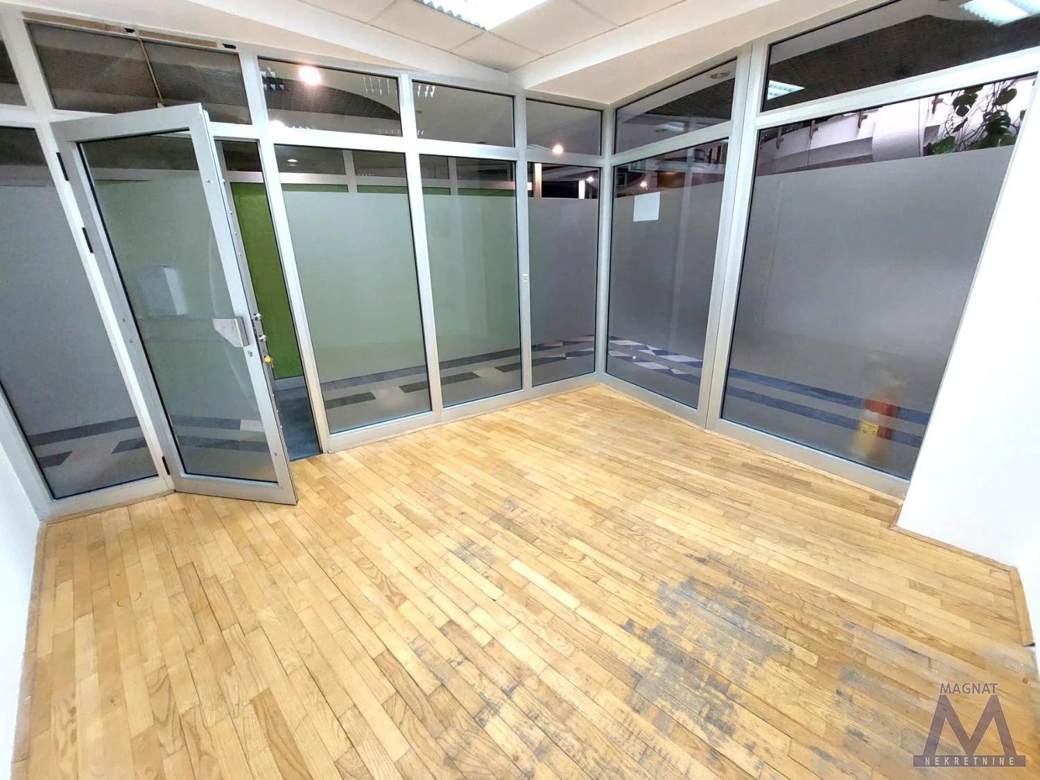 Novi Sad - Centar - tržni centar Lupus, izdaje se poslovni prostor - kancelarija od 14m2, useljiv od 01.06.

Nalazi se na 1 spratu, na odličnoj lokaciji.

Za više informacija pozovite 060-6211-685 Peđa
