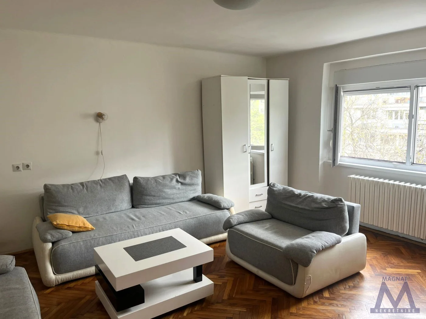 Novi Sad-centar kod riblje pijace, izdaje se dvosoban stan od 60m2, namešten, odmah useljiv. 
Sastoji se od hodnika, dnevne sobe, kuhinje sa trpezarijom, spavaće sobe i kupatila.

Stan se nalazi na 4 spratu bez lifta, nalazi se na odličnoj lokacij