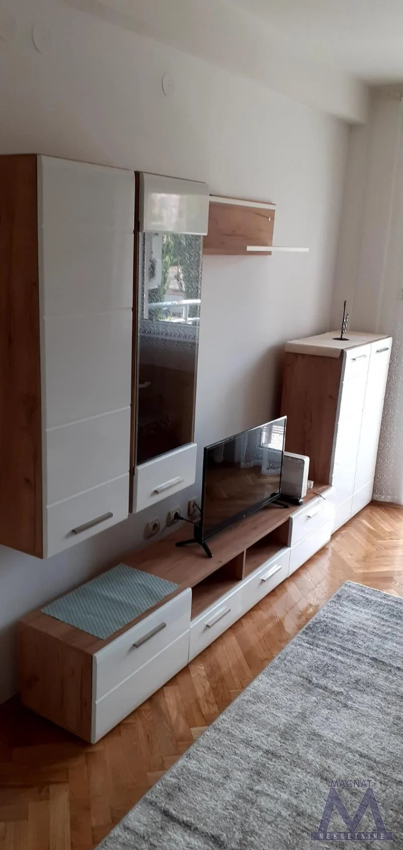 Novi Sad, na Novoj Detelinari u ulici Kornelija Stankovića od 01.06. izdaje se kompletno namešten stan od 41m2. Sastoji se od ulaznog predoblja, dnevnog boravka, radnog dela kuhinje, spavaće sobe, kupatila i terase. 
Dvorišno je orijentisan i nal