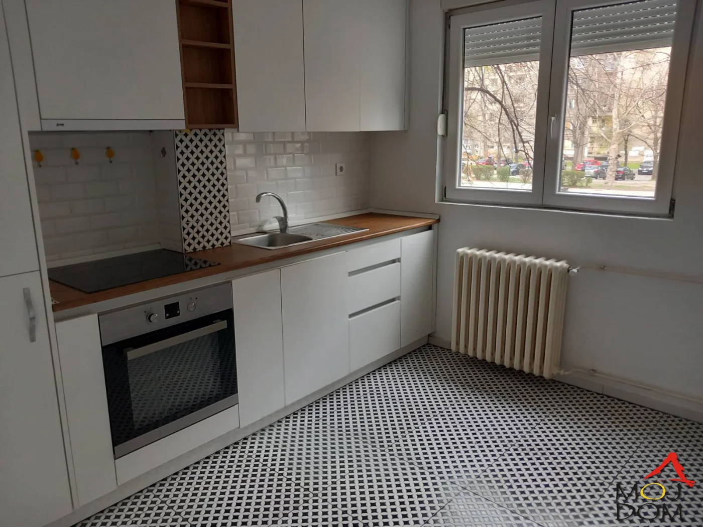 Na prodaju jednosoban stan površine 31 m², smešten na jednoj od najtraženijih lokacija u gradu – Bulevar Oslobođenja. Stan se nalazi u starijoj, kvalitetno građenoj zgradi i predstavlja odličnu priliku kako za život, tako i za investiciju.
