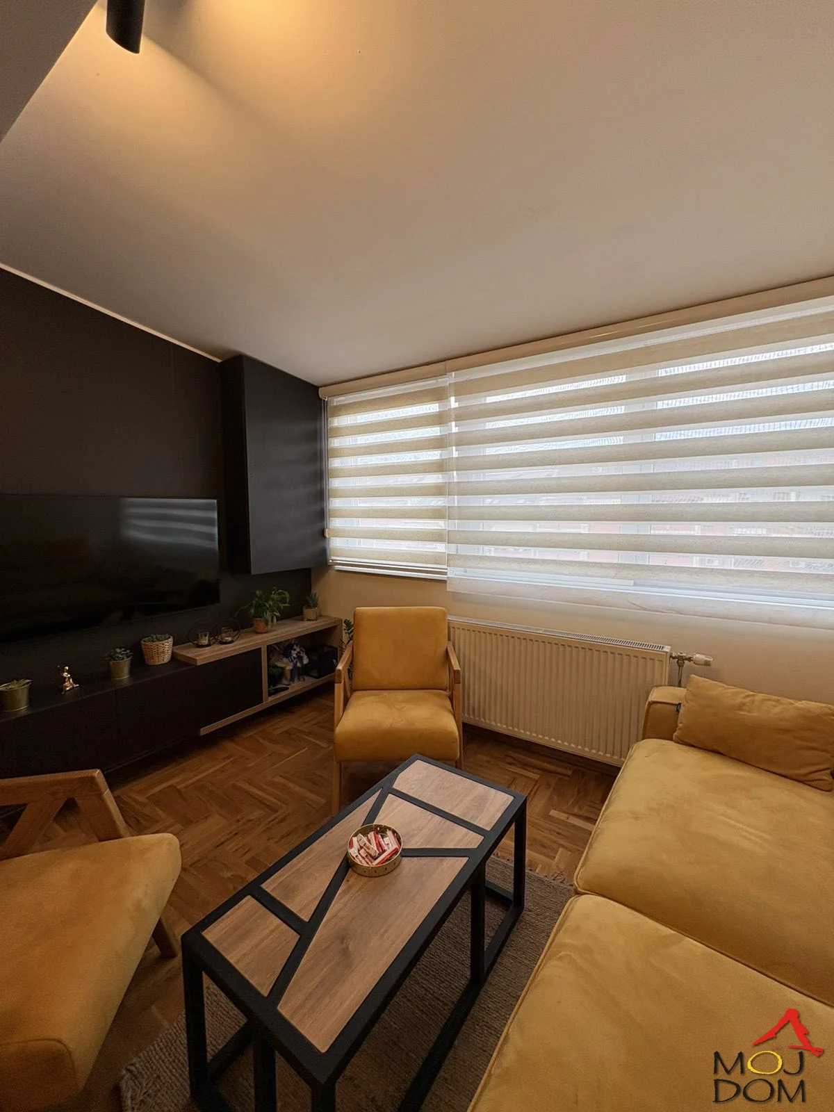 Na prodaju kompletno namešten duplex stan na Novoj Detelinari, smešten na poslednjem spratu kvalitetne zgrade novije gradnje izgrađene nakon 2000. godine. Nekretnina je strukturno troiposobna i predstavlja idealan izbor za porodično stanovanje, z