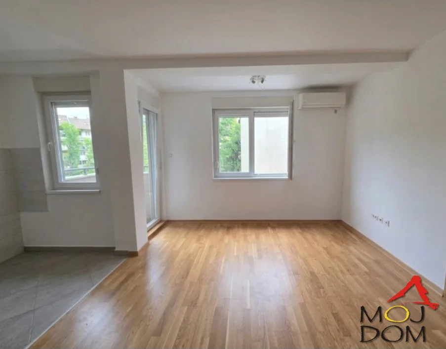 Na prodaju odličan dvosoban stan površine 40 m² na Detelinari, smešten na 2. spratu moderne zgrade sa liftom, izgrađene pre 8 godina. Nekretnina se nalazi na veoma traženoj lokaciji koja pruža odličan balans između urbanog života i mirnog p