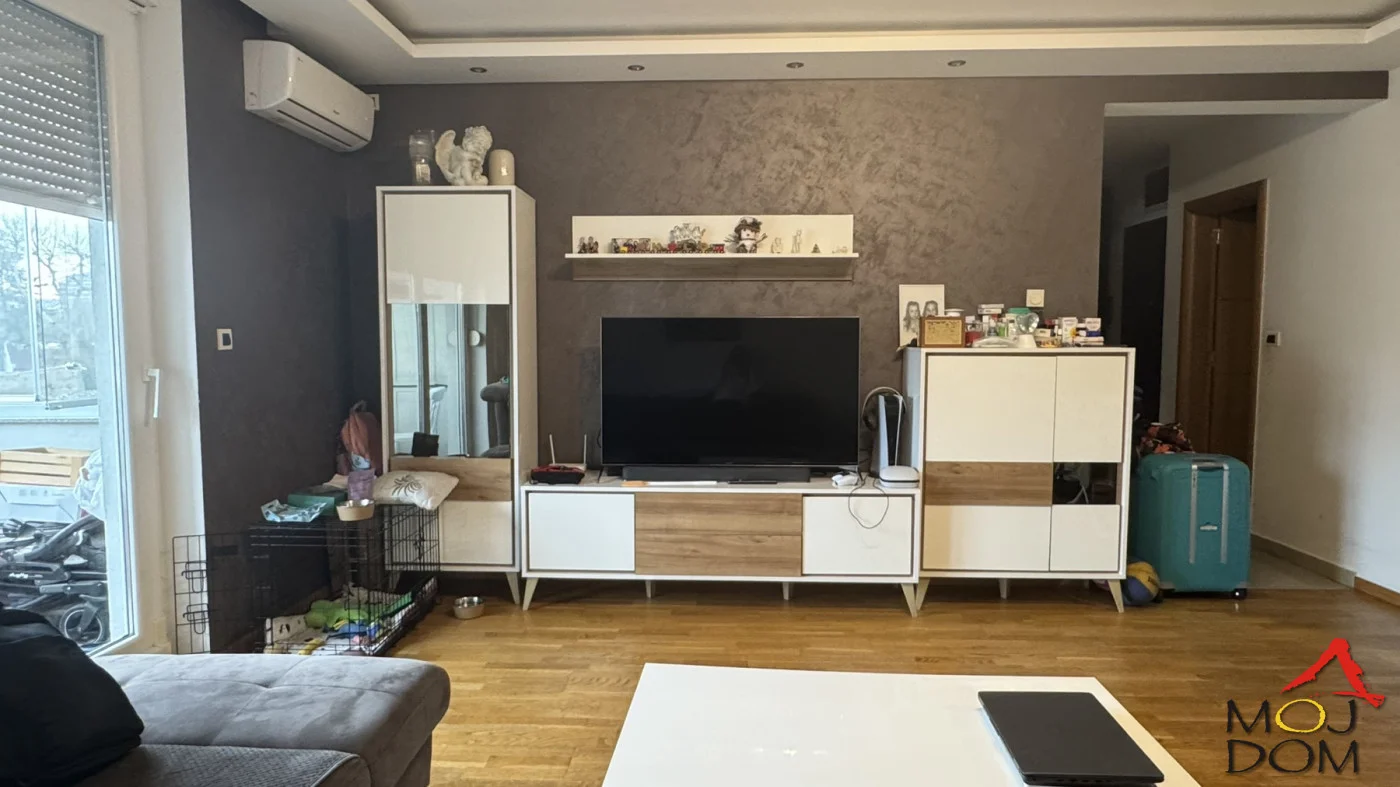 Prodaje se stan koji ne nudi samo kvadrate – već način života. U jednom od najtraženijih delova Novog Sada, u neposrednoj blizini Sajma, nalazi se pažljivo osmišljen trosoban stan od 69m² koji spaja moderan dizajn, funkcionalnost i osećaj d