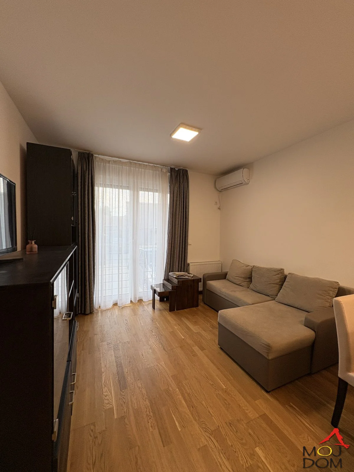 Na prodaju moderno opremljen jednoiposoban stan površine 35m², smešten na visokom prizemlju kvalitetne novogradnje na Podbari – jednoj od najtraženijih lokacija u Novom Sadu. Ova nekretnina predstavlja idealan spoj funkcionalnosti, komfora i od
