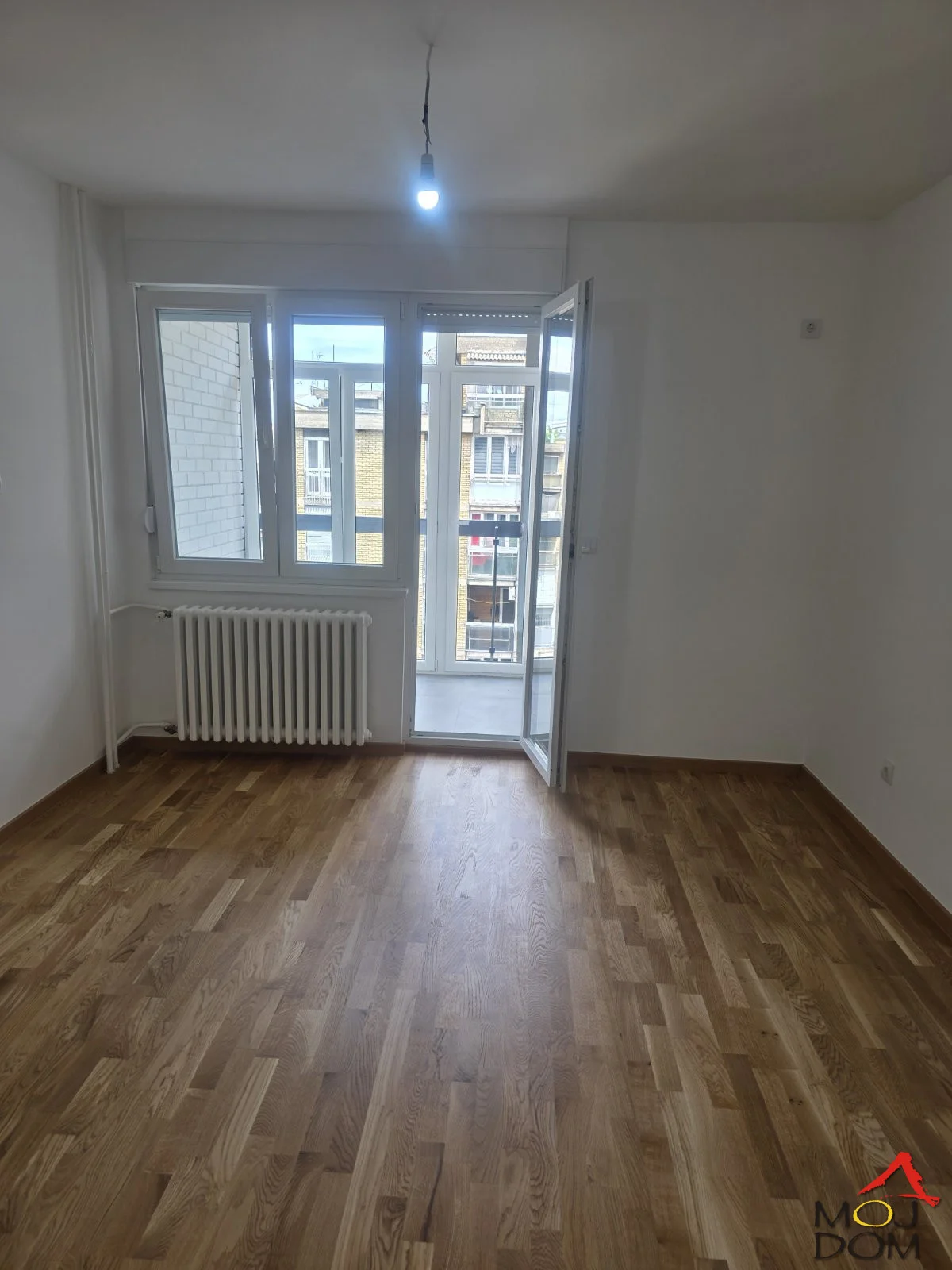 Na prodaju kompletno renoviran dvosoban stan površine 42m², smešten u jednoj od atraktivnijih lokacija u Novom Sadu – Kej. Nekretnina je pažljivo uređena i funkcionalno organizovana, pružajući idealan spoj komfora, modernog dizajna i prakti?