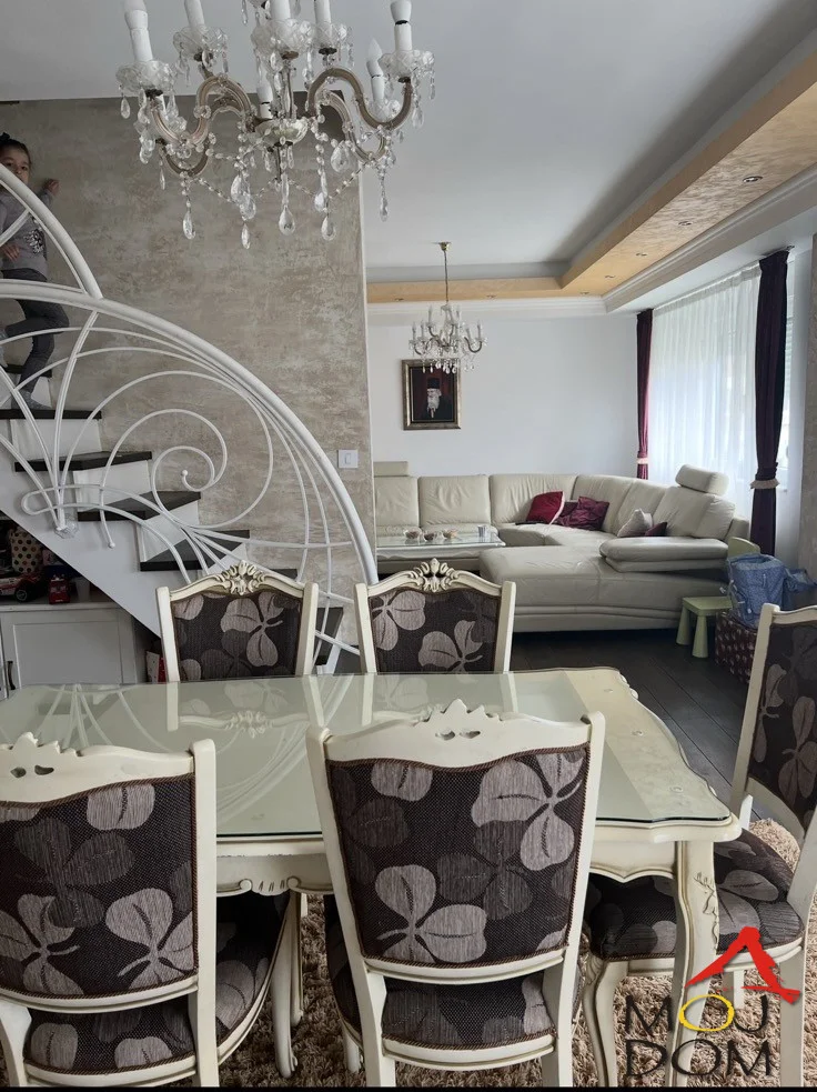 Kompletno namešten duplex 3 spavaće sobe – novija gradnja (2010)

Na prodaju kompletno namešten, prostran duplex stan u kvalitetnoj zgradi novije gradnje iz 2010. godine. Nekretnina se odlikuje funkcionalnim rasporedom, velikim brojem prostorija