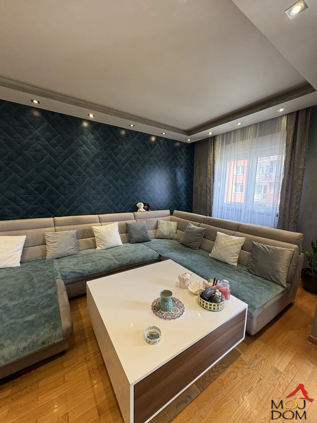 Na prodaju kompletno namešten moderan stan površine 57 m², smešten na jednoj od najtraženijih lokacija u Novom Sadu – Novoj Detelinari. Nekretnina se nalazi na 1. spratu kvalitetne i odlično održavane zgrade sa liftom, pružajući savršen s
