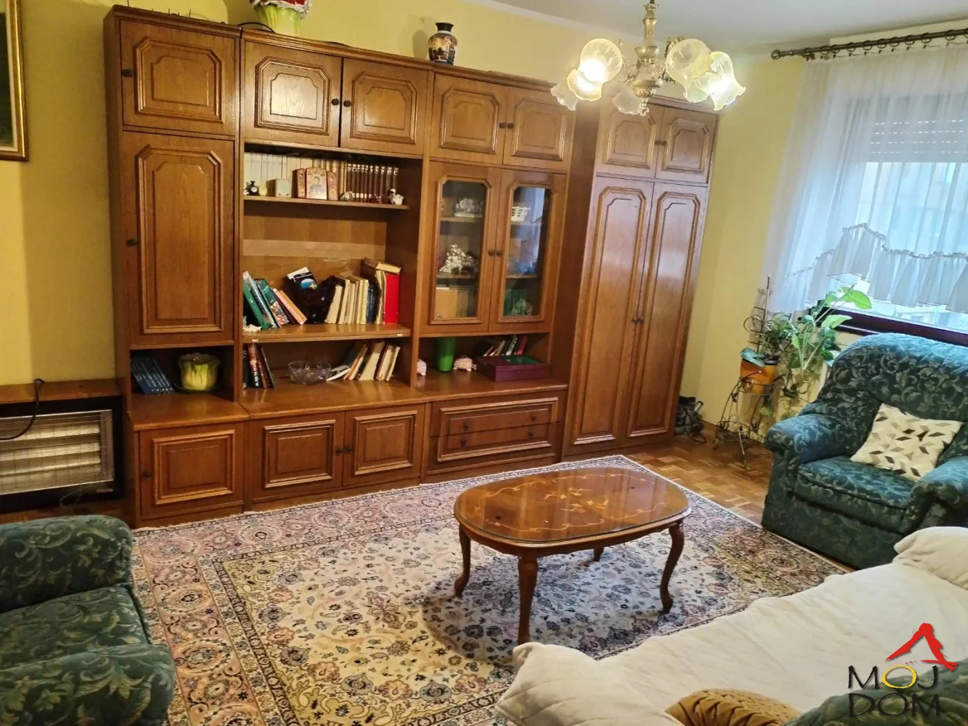 Prodaje se funkcionalan i odlično organizovan porodičan stan na Novom Naselju, smešten na četvrtom spratu uredne i kvalitetno održavane zgrade. Stan je uknjižen kao dvosoban na 58 m², ali zahvaljujući odlično iskorišćenom prostoru u funkci