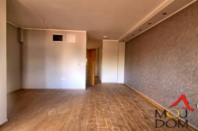 U ponudi je izuzetno redak i prostran petosoban duplex stan u blizini Bulevara Patrijarha Pavla u Novom Sadu. Stan je površine 154,5 m² i organizovan je na dve etaže bez kosina, što omogućava maksimalnu funkcionalnost i pun komfor stanovanja.

N