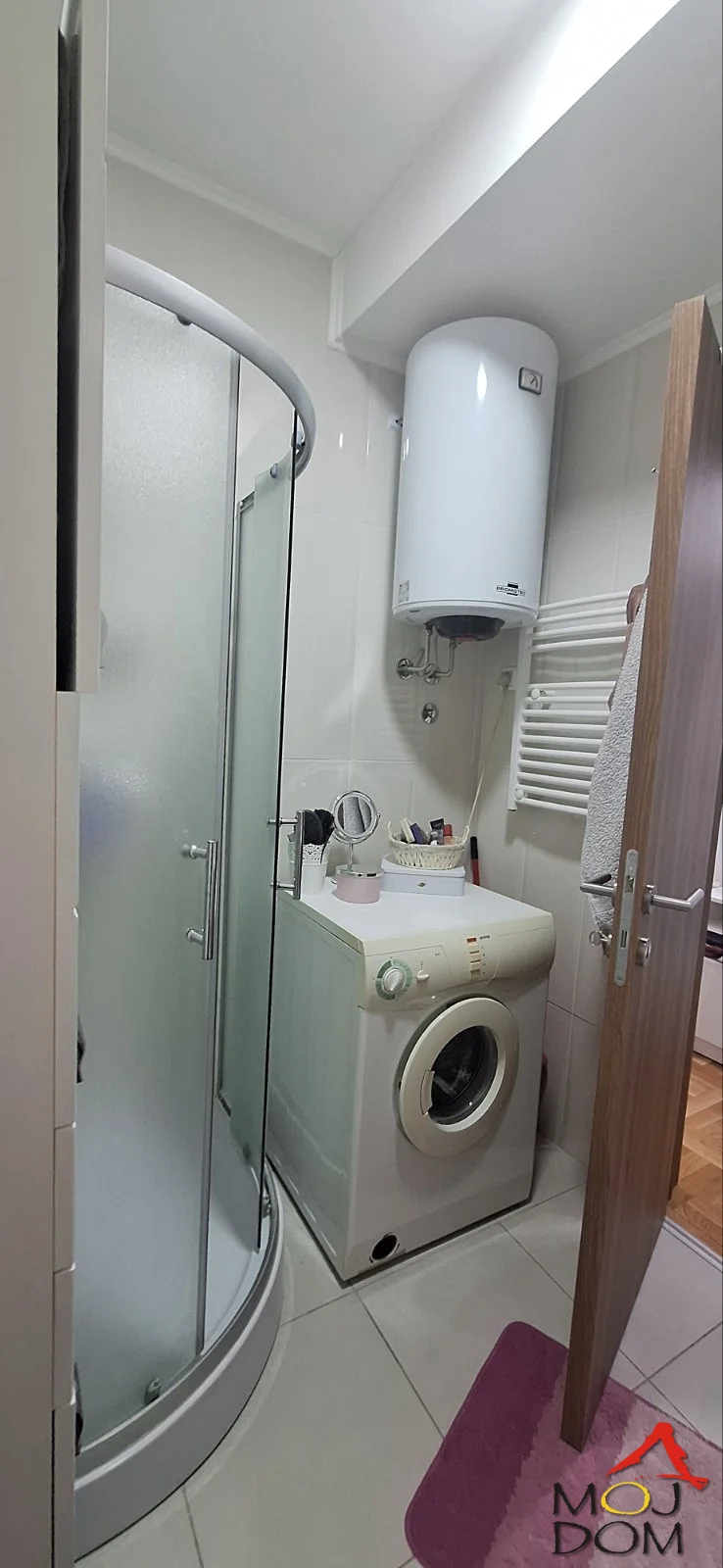 Prodaje se moderan i potpuno namešten dvoiposoban stan površine 50 m² na jednoj od najtraženijih lokacija u Novom Sadu – Detelinari. Stan se nalazi na visokom prizemlju kvalitetne zgrade sa liftom, spratnosti P+4, što pruža odličan balans iz