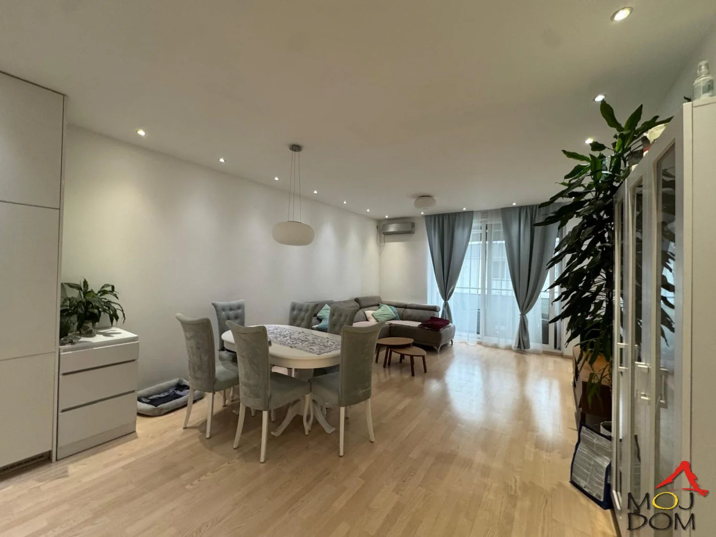 Na prodaju luksuzan penthouse površine 97m² u modernom stambenom kompleksu, u neposrednoj blizini Sajma. Ova nekretnina predstavlja idealan spoj komfora, funkcionalnosti i savremene gradnje, savršena za porodičan život ili kao dugoročna investi