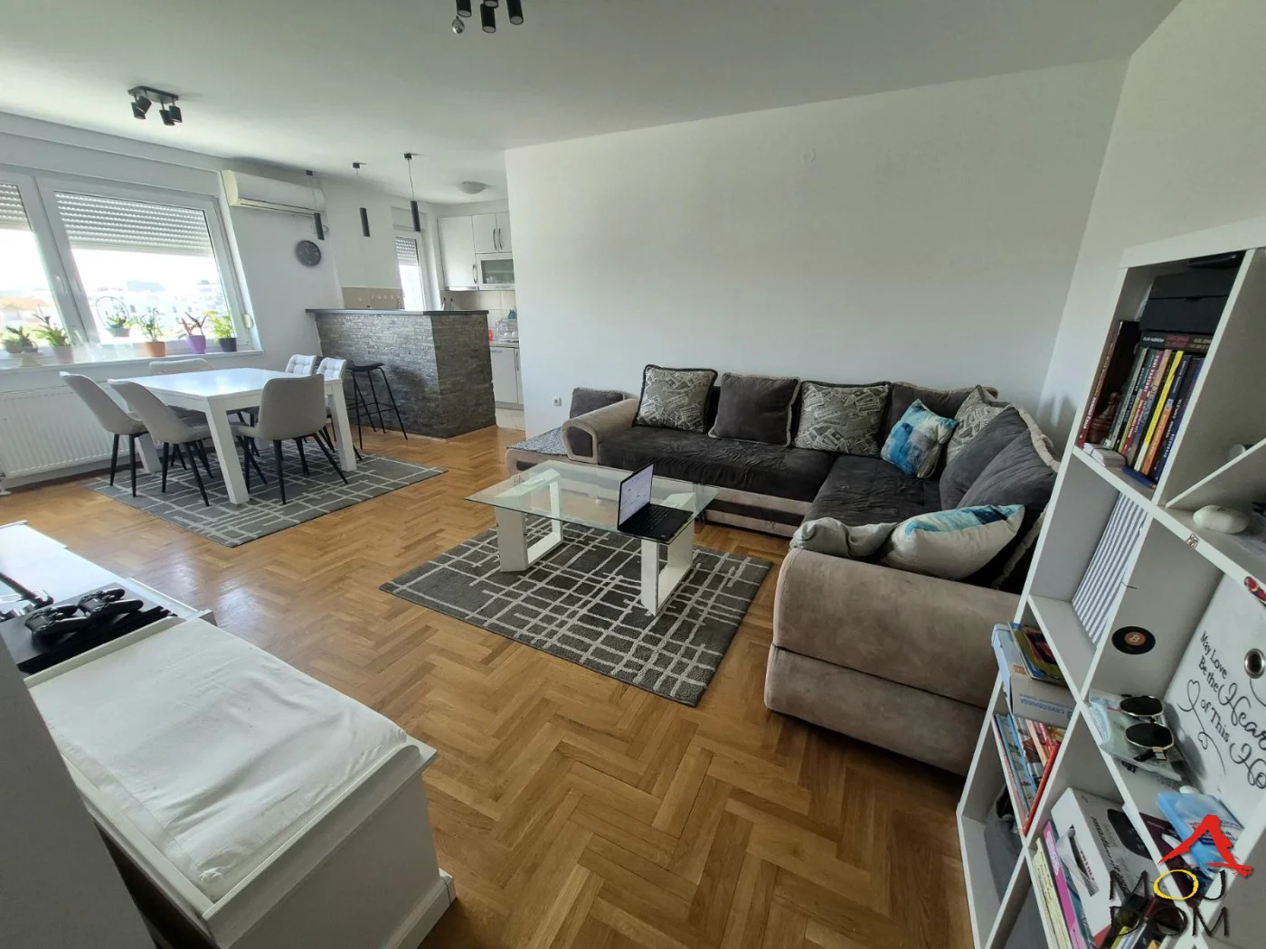 Telep, Novi Sad – moderan porodičan stan u mirnoj ulici
Na prodaju prelep, moderan stan u novogradnji na Telepu, smešten u mirnoj i tihoj ulici koja pruža idealan balans između urbanog života i porodičnog mira. Ovaj svetao i funkcionalan stan