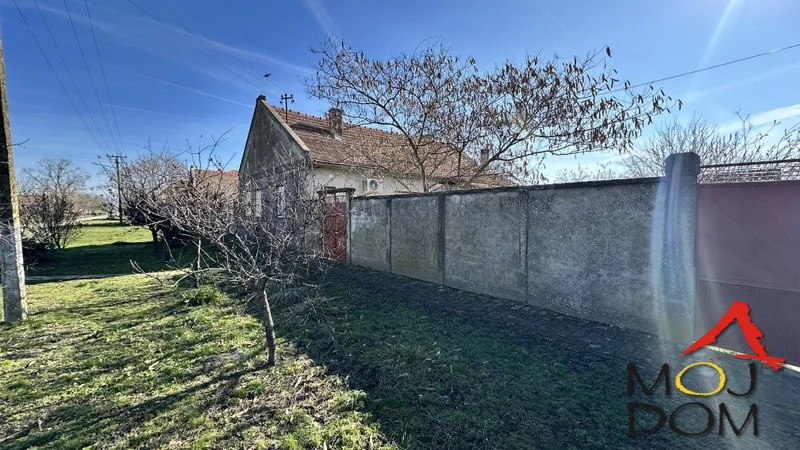 U Ruskom Krsturu Udaljen od Kule 10km ,prodajemo trosobnu kuću površine 139m2 na velikom placu od 1676m2 koji se sastoji od dve parcele. Kuća ima dnevni boravak dve velike spavaće sobe, zastakljen gong kuhinjiu veliku ostavu i kupatilo. Kuća je 