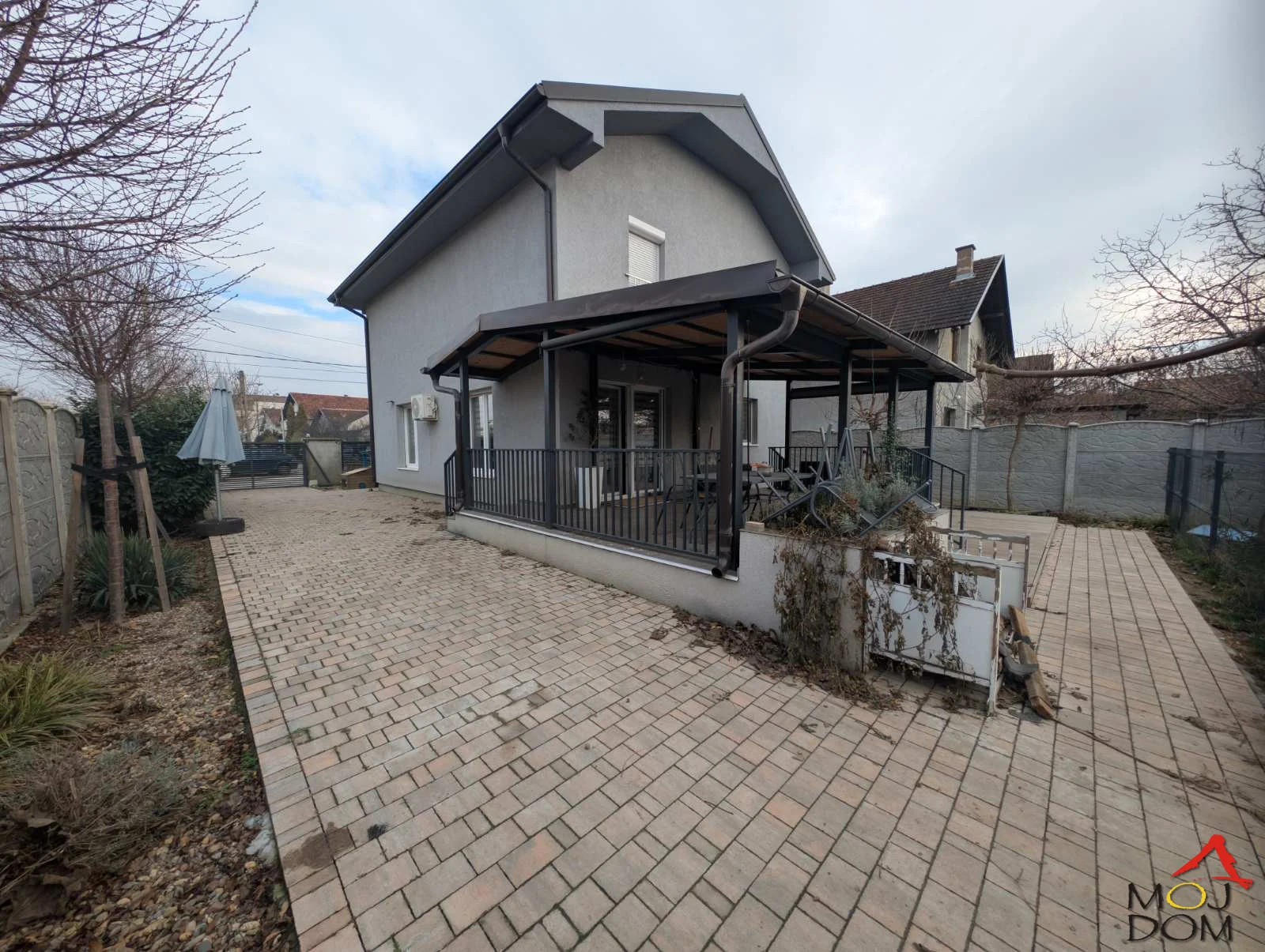 Na prodaju je moderna, potpuno nova porodična kuća na Adicama u Novom Sadu, smeštena na mirnoj i atraktivnoj lokaciji, na nešto više od 500 metara od Bulevara Patrijarha Pavla. Kuća je izgrađena i useljena 2021. godine i osmišljena je tako da