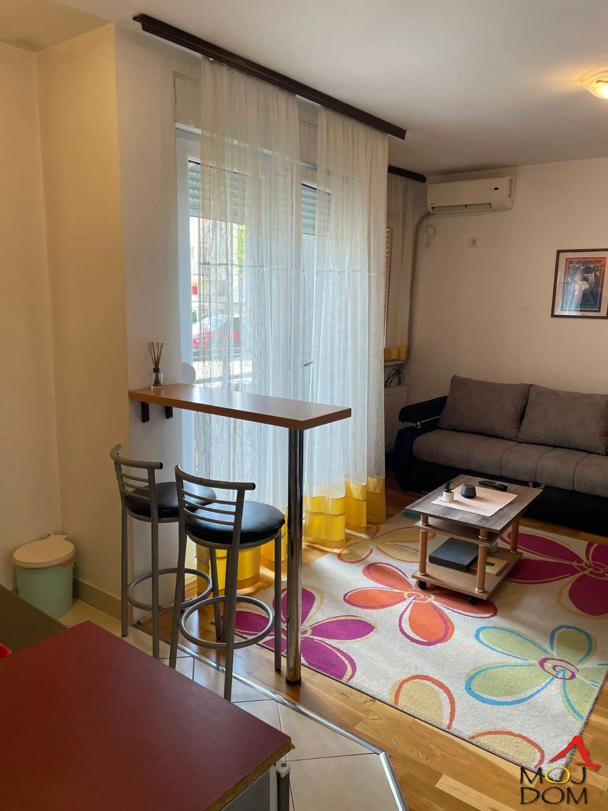 Za izdavanje garsonjera površine 25 m² na Podbari, smeštena u mirnom i atraktivnom delu grada. Stan je dvorišno orijentisan i nalazi se na zapadnoj strani, što mu obezbeđuje prijatnu osunčanost u popodnevnim satima i dodatni komfor tokom borav