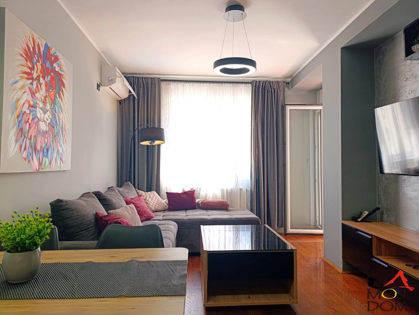 

Izdaje se prelep, stilski opremljen stan površine 44m², smešten na prvom spratu novije i kvalitetno građene zgrade. Stan je dvorišno orijentisan, što budućim zakupcima pruža mir, privatnost i prijatan ambijent za svakodnevni život.

