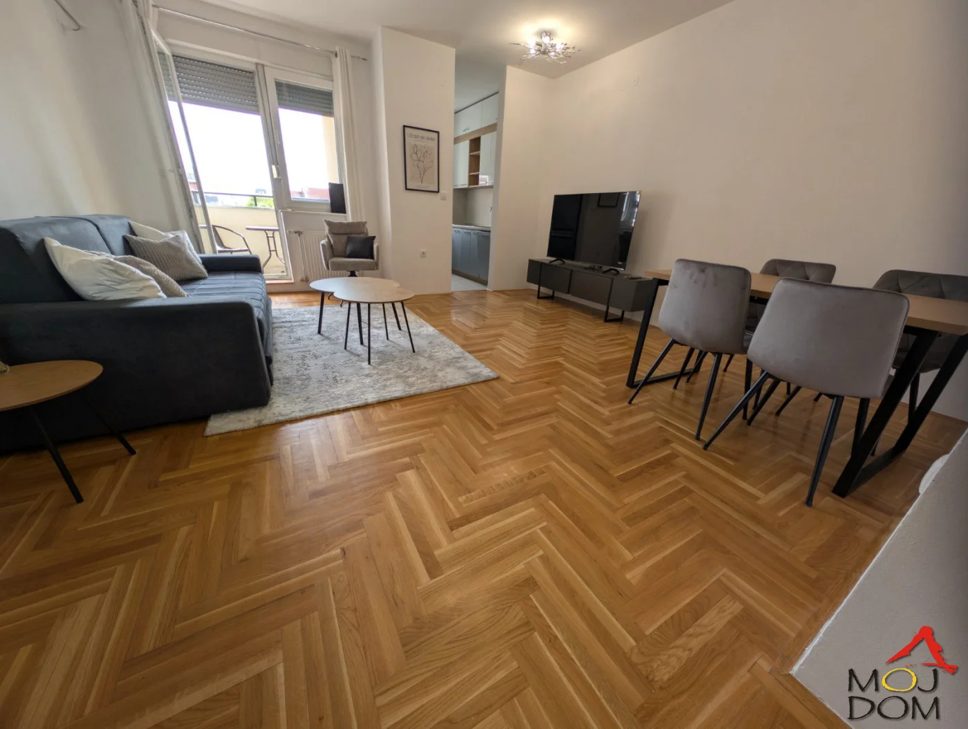 Izdavanje stanova često počinje istim rečenicama. Ovaj stan ne traži takav uvod. On nudi drugačiji početak:

Nekada nije stvar u kvadratima. Stvar je u tome kako prostor „diše“. A ovaj stan na Podbari uspeva da od svojih 69m² napravi ose?
