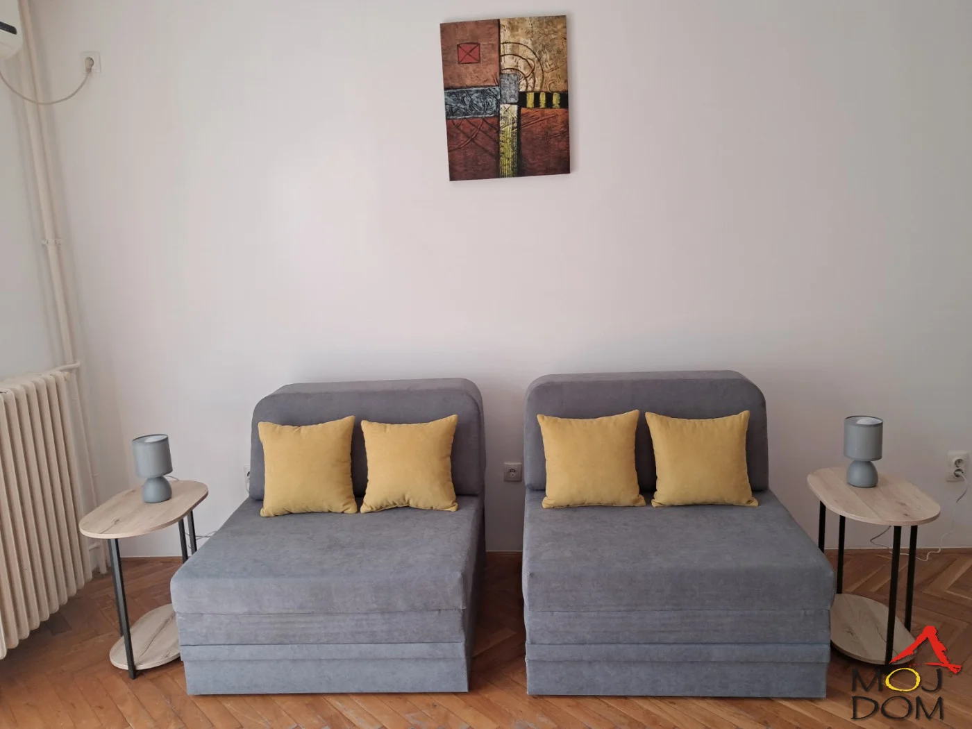 Izdaje se kompletno renovirana garsonjera na atraktivnoj lokaciji – Bulevar oslobođenja. Stan se nalazi na 2. spratu održavane zgrade sa liftom i idealan je za jednu ili dve osobe koje traže funkcionalan i prijatan životni prostor u blizini svi