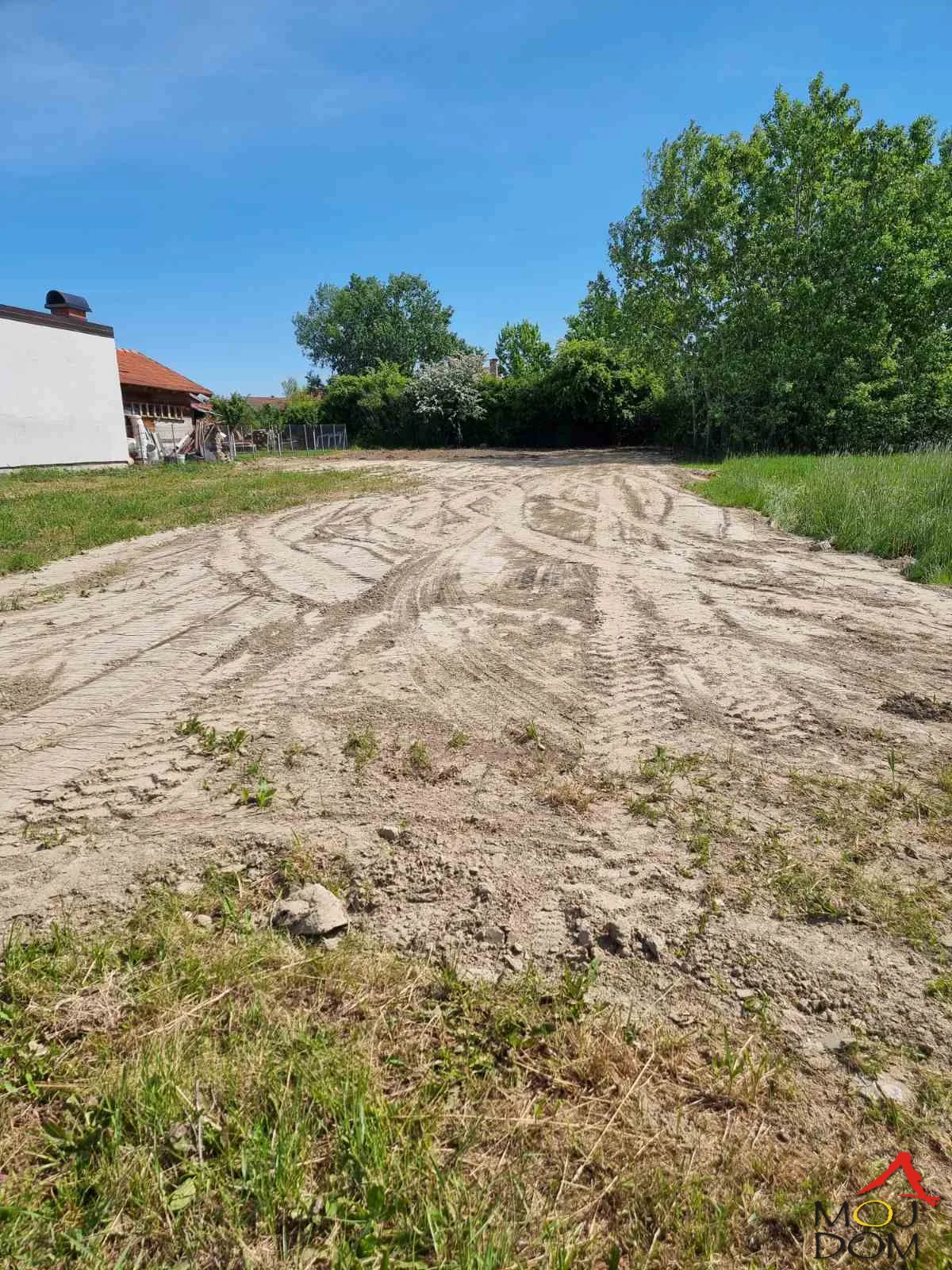 Agencija Moj Dom prodaje odličan plac u Veterniku, površine 662m2 sa frontom od 16m. Plac je pravilnog oblika i idealan je za gradnju kuće. U najskorijoj budućnosti pored njega će proći kompletna infrastruktura za sada je na svega nekoliko dese
