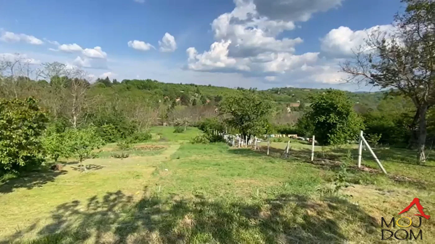 Plac na prodaju – Čerević, 1500 m², građevinski, odlična prilika
Na prodaju ravan plac pravilnog oblika površine 1500 m², smešten u mirnom i prijatnom delu Čerevića. Idealna lokacija za izgradnju porodične kuće, vikendice ili investicio