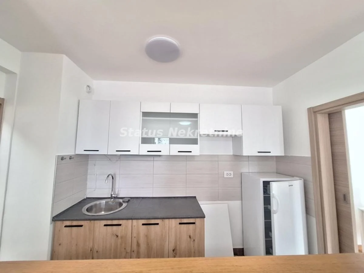 EXCELLENT NEW PARTIALLY FURNISHED TWO-AND-A-HALF-ROOM APARTMENT 67M2 NOVO NASELJE–JUGOVIĆEVO 450EU