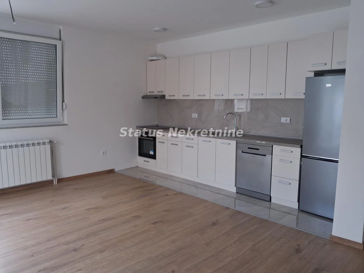 Novi Sad, Adamovićevo naselje, 129m2 - dva trosobna stana na spratu