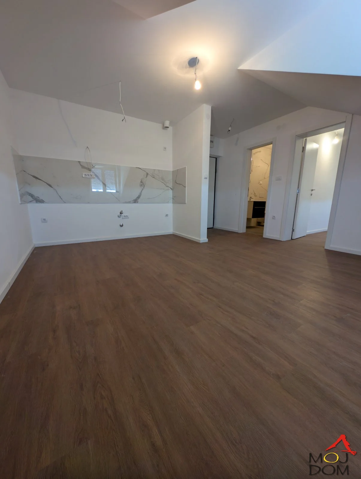 Prodaje se nov, jednoiposoban stan od 28m² u Novom Sadu – Podbara, idealnoj kako za život, tako i kao investicija za izdavanje. Ova nekretnina predstavlja spoj savremenog dizajna, kvalitetne gradnje i funkcionalnog rasporeda koji pruža maksimala