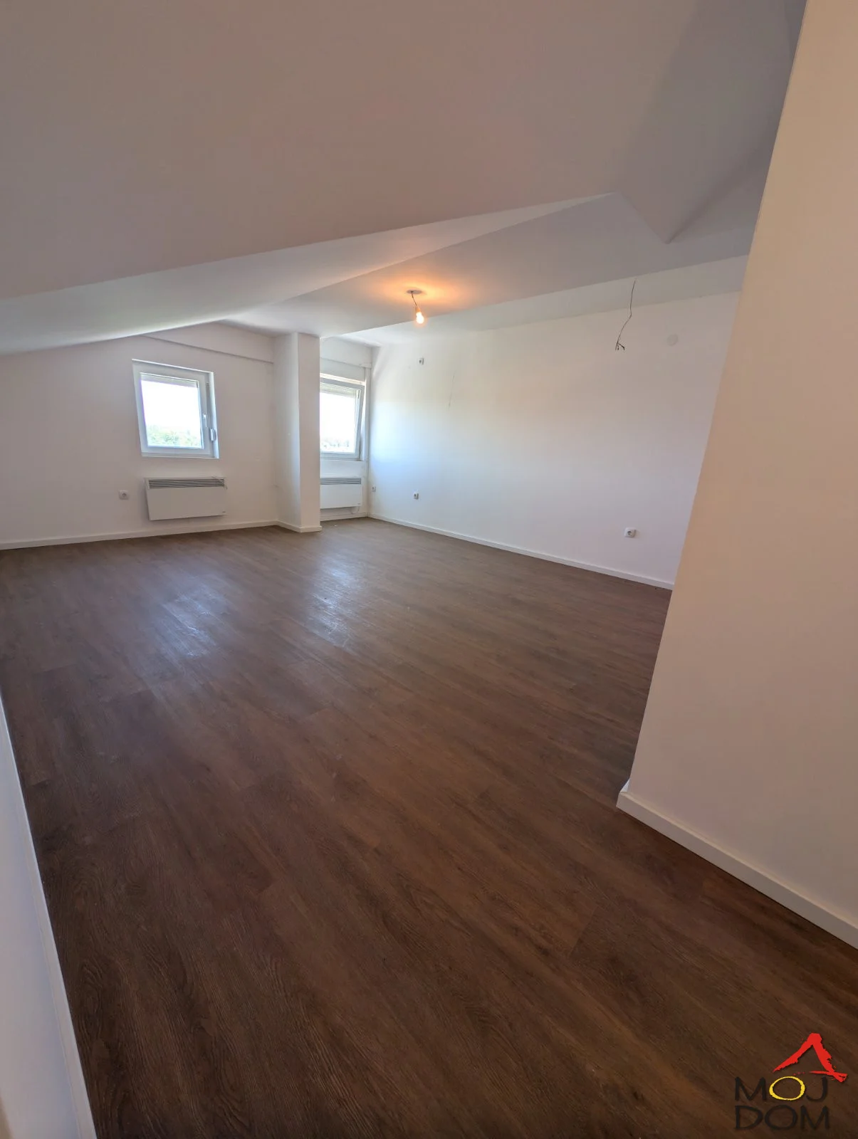 Prodaje se nov, jednoiposoban stan od 41m² u Novom Sadu – Podbara, idealnoj kako za život, tako i kao investicija za izdavanje. Ova nekretnina predstavlja spoj savremenog dizajna, kvalitetne gradnje i funkcionalnog rasporeda koji pruža maksimala