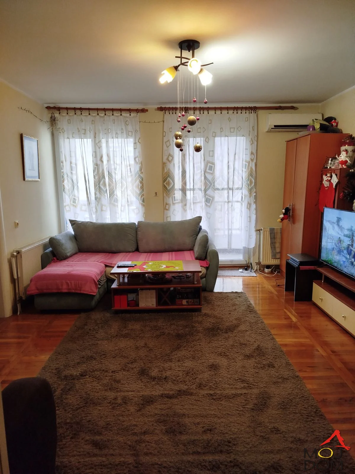 Na prodaju izuzetno funkcionalan i ušuškan dvosoban stan na atraktivnoj lokaciji u centru Novog Sada, smešten u mirnoj ulici koja pruža idealan balans između urbanog života i privatnosti. Ova nekretnina predstavlja odličnu investicionu priliku