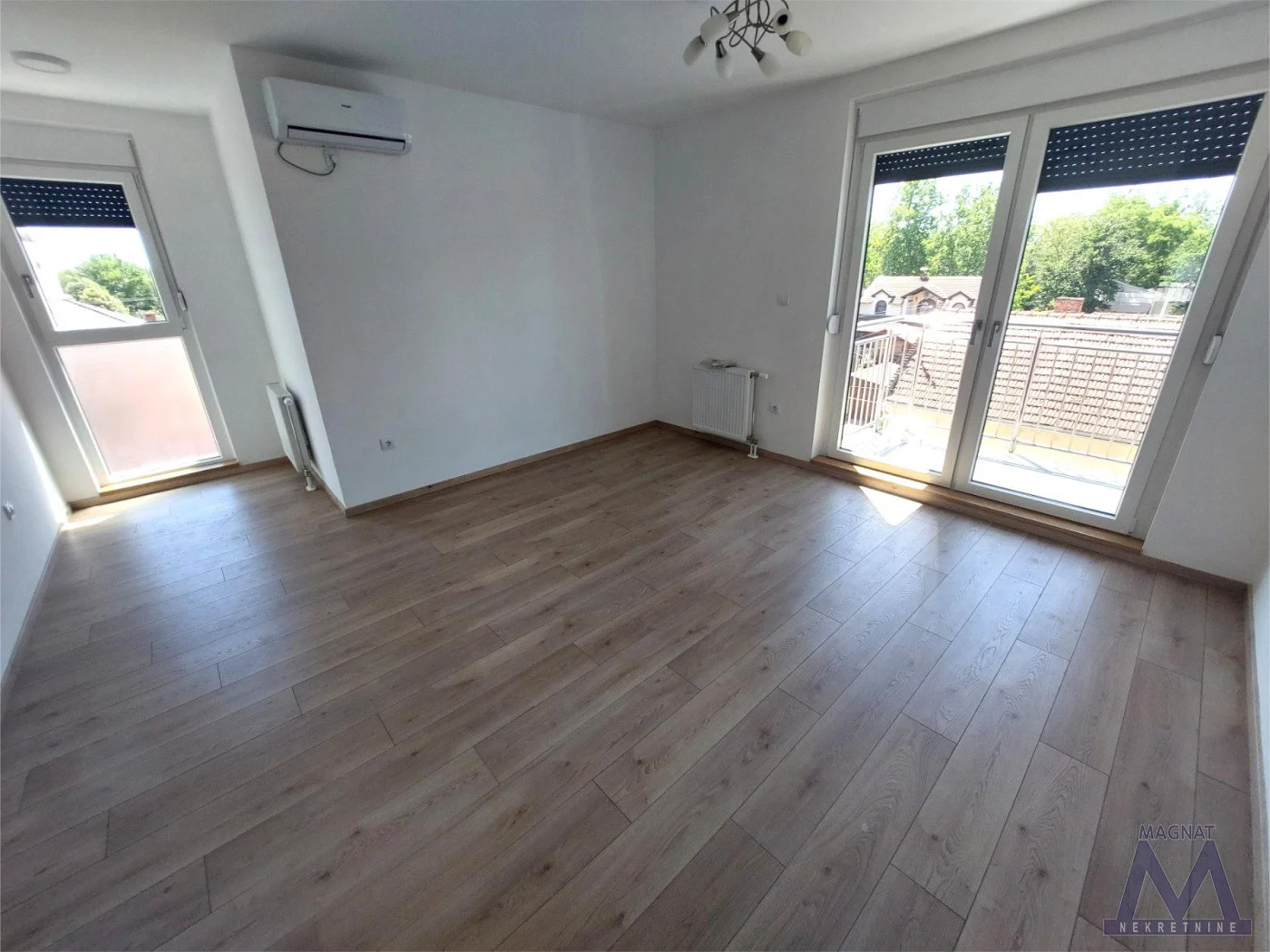 Novi Sad - Telep, izdaje se nov neuseljavan trosoban stan od 60m2, 2 sprat, uz stan se dobija 2 parking mesta u dvorištu zgrade. U suterenu postoji biciklana i ostave za stanare.

U stanu će biti ugrađena Ikea kuhinja sa tehnikom.

Sastoji se od h