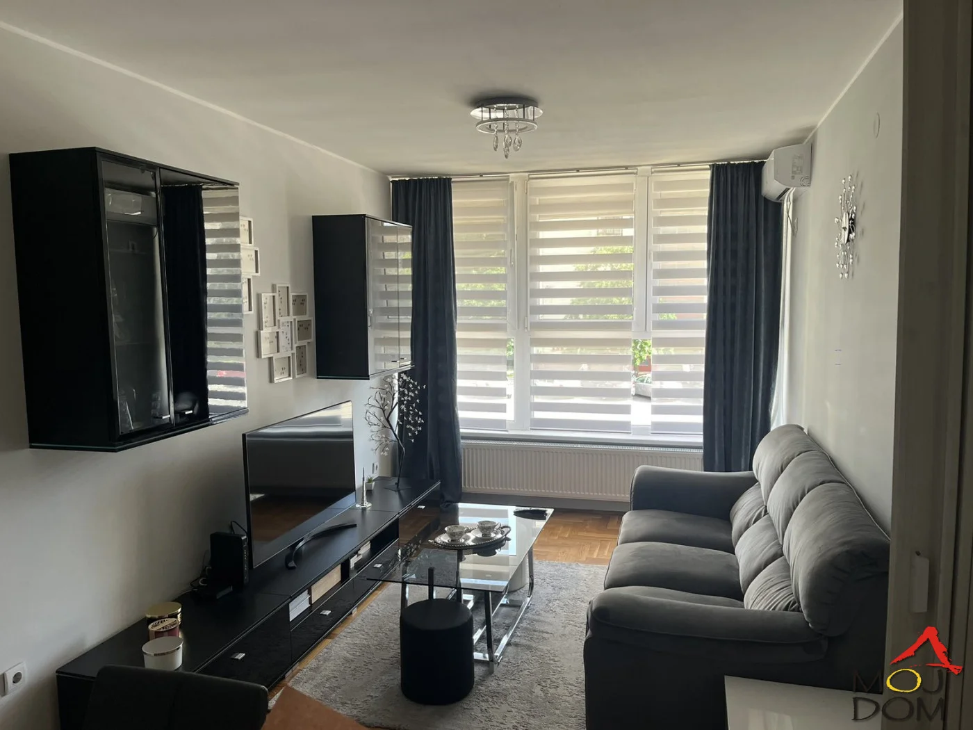 Prodaje se odličan jednoiposoban stan površine 44m² Bulevar Cara Lazara važi za jednu od najatraktivnijih i najtraženijih lokacija u gradu. Lokacija pruža apsolutno sve što je potrebno za kvalitetan gradski život – u neposrednoj blizini nal