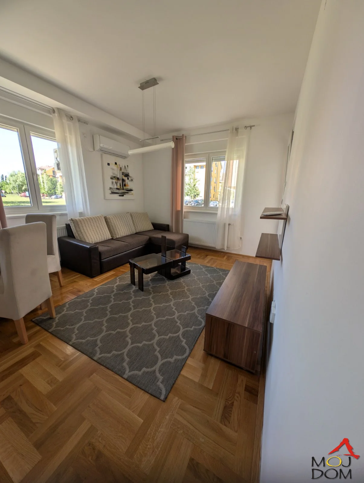 Prodaje se odličan jednoiposoban stan od 37 m² u jednom od najprijatnijih i najtraženijih delova Novog Sada – Šarengradu. Smešten na visokom prizemlju uredne i održavane zgrade, ovaj stan predstavlja savršen spoj funkcionalnosti, komfora i o