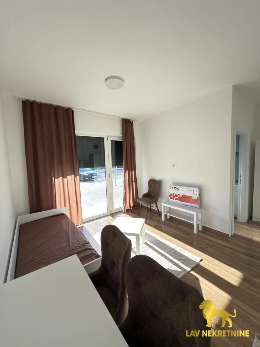 Parking mesto obezbedjeno. Veoma niski troskovi. Pet friendly.Kontakt:&nbsp;062 7445 42 (iskljucivo putem poruke poslati
